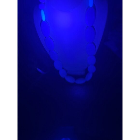 Vintage White Lucite Bead Necklace – Chunky Mod Retro w/ Hidden Clasp - Picture 11 of 15